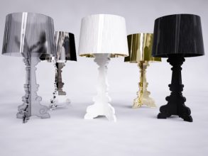 “Bourgie, una lámpara de policarbonato de estilo inconfundible y un éxito de ventas verdadero y propio de Kartell, conjuga la tradición clásica barroca.”