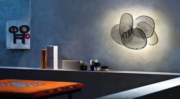 “La lámpara de pared o aplique Nuage, del diseñador italiano Philippe Nigro se inspira idealmente en el Optical Art, movimiento artístico de vanguardia de la década de los sesenta.”
