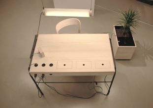 “La estación de trabajo Unplugged, creada por el diseñador Eddi Törnberg, busca y examina la posibilidad de trasladar el diseño y la producción de energía sostenible.”