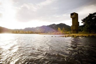 “Mitología y modernidad convergen en este mirador del estudio noruego Rintala Eggertsson Architects. Los arquitectos dividen el programa, situando en un pequeño volumen la zona expositiva y por otro lado la torre mirador.”