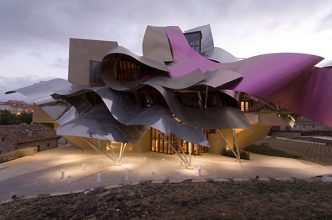 “El Hotel Marqués de Risca es un edificio vanguardistas diseñado por el arquitecto Frank Gehry, creador del famoso Guggenheim de Bilbao.”