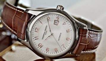 “En 2012 Frédérique Constant presenta las Ediciones Venice del Runabout, consistentes en una versión con cronógrafo y otra versión automática con tres agujas y fecha.”