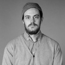 “La estación de trabajo Unplugged, creada por el diseñador Eddi Törnberg, busca y examina la posibilidad de trasladar el diseño y la producción de energía sostenible.”