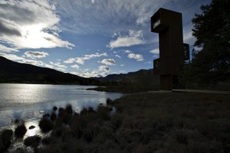 “Mitología y modernidad convergen en este mirador del estudio noruego Rintala Eggertsson Architects. Los arquitectos dividen el programa, situando en un pequeño volumen la zona expositiva y por otro lado la torre mirador.”