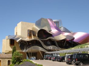 “El Hotel Marqués de Risca es un edificio vanguardistas diseñado por el arquitecto Frank Gehry, creador del famoso Guggenheim de Bilbao.”