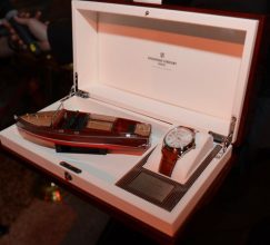“En 2012 Frédérique Constant presenta las Ediciones Venice del Runabout, consistentes en una versión con cronógrafo y otra versión automática con tres agujas y fecha.”