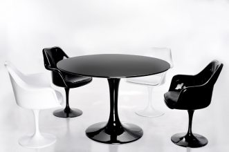 “La mesa Tulip, creada por Eero Saarinn es elaborada haciendo uso uso de la madera laminada y del plástico.”