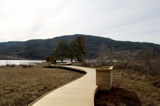 “Mitología y modernidad convergen en este mirador del estudio noruego Rintala Eggertsson Architects. Los arquitectos dividen el programa, situando en un pequeño volumen la zona expositiva y por otro lado la torre mirador.”