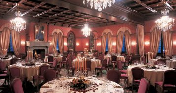 “Ubicado los majestuosos Alpes suizos, el Gstaad Palace tiene cerca 104 habitaciones decoradas con buen gusto incluyen 29 suites junior, 4 suites, 2 suites Tower.”