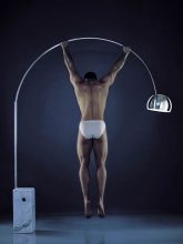 “La compañía de iluminación Flos está de aniversario, nada menos que cumple medio siglo, y no ha podido celebrarlo de mejor forma que presentando una nueva versión de Arco.”