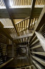 “Mitología y modernidad convergen en este mirador del estudio noruego Rintala Eggertsson Architects. Los arquitectos dividen el programa, situando en un pequeño volumen la zona expositiva y por otro lado la torre mirador.”