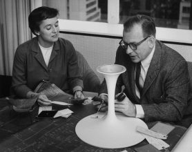 “La mesa Tulip, creada por Eero Saarinn es elaborada haciendo uso uso de la madera laminada y del plástico.”
