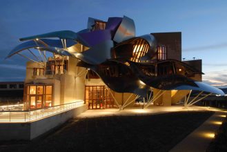 “El Hotel Marqués de Risca es un edificio vanguardistas diseñado por el arquitecto Frank Gehry, creador del famoso Guggenheim de Bilbao.”