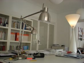“Frida es una lámpara de pie de luz de ambiente, de interior o de exterior. Está compuesta por dos conos invertidos cuyos vértices se unen a 141 cm de la base.”