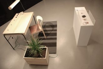 “La estación de trabajo Unplugged, creada por el diseñador Eddi Törnberg, busca y examina la posibilidad de trasladar el diseño y la producción de energía sostenible.”