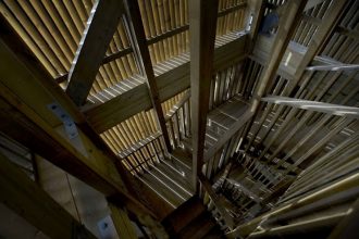 “Mitología y modernidad convergen en este mirador del estudio noruego Rintala Eggertsson Architects. Los arquitectos dividen el programa, situando en un pequeño volumen la zona expositiva y por otro lado la torre mirador.”