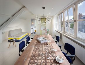 “En el centro histórico de Ámsterdam, la marca holandesa Droog ha abierto un nuevo hotel que ofrecerá a los amantes del diseño una experiencia única e inolvidable.”