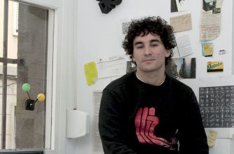 “Diego Ramos nasció en Barcelona en 1978 y ha creado el Diego Ramos estudio. El estudio se sitúa en Barcelona y desde 2005 que tiene una clientela internacional e hace colaboraciones con otras “mientes” creativas.”