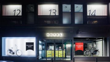 “Casa Camper es el segundo hotel del gigante del calzado español Camper que, al igual que su hotel hermano en Barcelona, combina a la perfección la elegancia minimalista con el confort de un diseño inteligente.”
