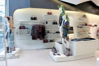 “El interior de la nueva tienda de Custo Barcelona en Londres, soñado por el estudio de Barcelona Dear Design, fue inspirado en el Mediterráneo – una idea inextricablemente vinculada a las origénes de Custo Barcelona.”