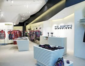 “El interior de la nueva tienda de Custo Barcelona en Londres, soñado por el estudio de Barcelona Dear Design, fue inspirado en el Mediterráneo – una idea inextricablemente vinculada a las origénes de Custo Barcelona.”