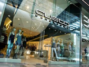 “El interior de la nueva tienda de Custo Barcelona en Londres, soñado por el estudio de Barcelona Dear Design, fue inspirado en el Mediterráneo – una idea inextricablemente vinculada a las origénes de Custo Barcelona.”