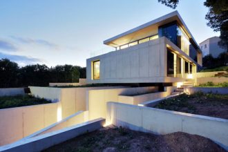 “Los arquitectos de SCT Estudio de Arquitectura, realizaron el diseño de arquitectura de esta moderna vivienda, ubicada en Costa d’en Blanes.”