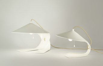 “Este artefacto de iluminación está realizado en un único plano que adquiere cuerpo y volumen por el plegado del material.”