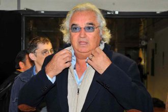 “El exdirector de la escudería Renault está pasando unos días de vacaciones en el país junto a su amigo Silvio Berlusconi.”