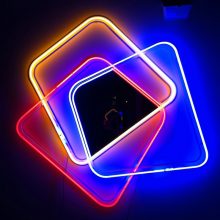 “Jean-Baptiste Sibertin-Blanc ha creado una colección en HI-MACS para la muestra: una consola, un espejo y una lámpara de neón.”
