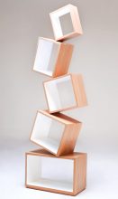 "La Biblioteca Equilibrium es una pieza escultórica que demuestra que una biblioteca puede tener dinamismo, lo mismo que encontramos en los libros, y en las historias."