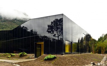 "Embotelladora de agua Ice Swan, en corazón de la Patagonia chilena, proyectado por Panorama Arquitectos."