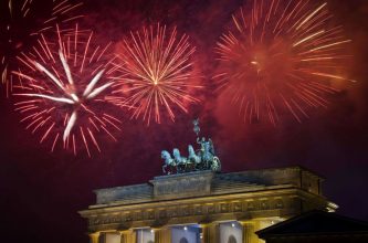 “La Nochevieja se aprovecha cada vez más para viajar y celebrar las fiestas fuera de casa. Aquí recomendamos los top 10 destinos para celebrar el fin de año y tener una experiencia recomendable.”