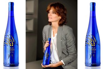 “Laura Ponte diseña una exclusiva botella para Mar La modelo se convierte en diseñadora bajo la marca Luby Lab. El océano inspira una creación de edición limitada.”