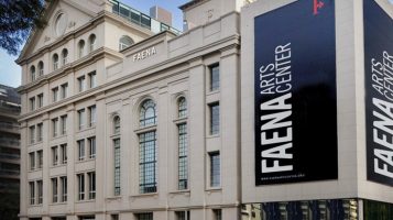 “Con una localización en el centro de Buenos Aires, Fanea Art District, tiene el objetivo de redefinir la experiencia de vivir en grandes metrópolis conjugando arte, recreación, naturaleza, arquitectura sustentable y tecnología de primera línea.”