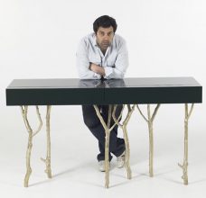 "Presentada recientemente en el London Super Brands, la nueva y fantástica colección de muebles del extraordinario diseñador Pedro Sousa, el diseñador portugués, que lleva la fusión entre lo natural y moderno a un nuevo nivel de expresión."