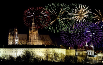 “La Nochevieja se aprovecha cada vez más para viajar y celebrar las fiestas fuera de casa. Aquí recomendamos los top 10 destinos para celebrar el fin de año y tener una experiencia recomendable.”