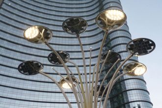 “Artemide contribuye a esta importante realización donando a la ciudad de Milán el Solar Tree, que forma parte así mismo de la gran plaza Gae Aulenti.”