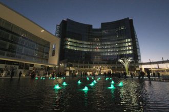“Artemide contribuye a esta importante realización donando a la ciudad de Milán el Solar Tree, que forma parte así mismo de la gran plaza Gae Aulenti.”