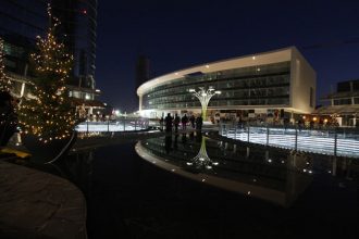 “Artemide contribuye a esta importante realización donando a la ciudad de Milán el Solar Tree, que forma parte así mismo de la gran plaza Gae Aulenti.”