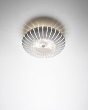 “Maranga, la nueva luminaria de Christophe Mathieu para Marset. Se presenta en dos medidas para su versión de plafón, suspensión, pie y sobremesa. Disponible en blanco, arena y gris.”