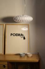 “Maranga, la nueva luminaria de Christophe Mathieu para Marset. Se presenta en dos medidas para su versión de plafón, suspensión, pie y sobremesa. Disponible en blanco, arena y gris.”