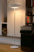 “Maranga, la nueva luminaria de Christophe Mathieu para Marset. Se presenta en dos medidas para su versión de plafón, suspensión, pie y sobremesa. Disponible en blanco, arena y gris.”