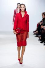 “El rojo con el blanco combinan estupendamente, será por eso que en esta colección de ropa italiana 2013 Giambattista Valli, abundan los atuendos conformados.”