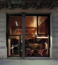 “Cafetería de barrio, con pastas y bocadillos durante el día y bar de copas cuando llega la noche, el Lexington posee el aire atemporal de los modernos clásicos.”