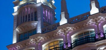 "El Hotel ME Madrid Reina Victoria es un Hotel de lujo, con diseño innovador y música moderna. Se encuentra estratégicamente situado en el centro de la ciudad, en la histórica plaza de Santa Ana de Madrid, con fácil acceso a los principales puntos de interés"