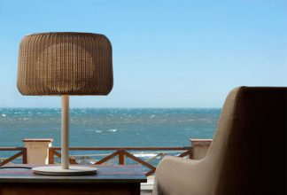 “Fora es una lámpara de exterior con IP 55, diseñada por Gonzalo Milà y Alex Fernández para Bover.”