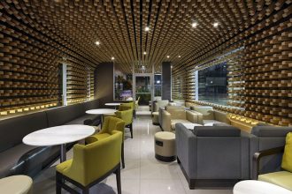 “McCafé El Zapote presenta un espacio abierto rodeado de una piel tridimensional uniforme, formada por miles de bloques de madera que expresan tres conceptos principales.”