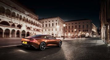 "Con el nuevo Vanquish, Aston Martin, marca inglesa que acaba de cumplir 100 años, entrega la comodidad que toda persona busca en un vehículo de lujo, pero le agrega la velocidad y modernidad propias de un súper deportivo."
