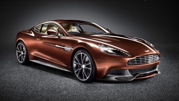 "Con el nuevo Vanquish, Aston Martin, marca inglesa que acaba de cumplir 100 años, entrega la comodidad que toda persona busca en un vehículo de lujo, pero le agrega la velocidad y modernidad propias de un súper deportivo."